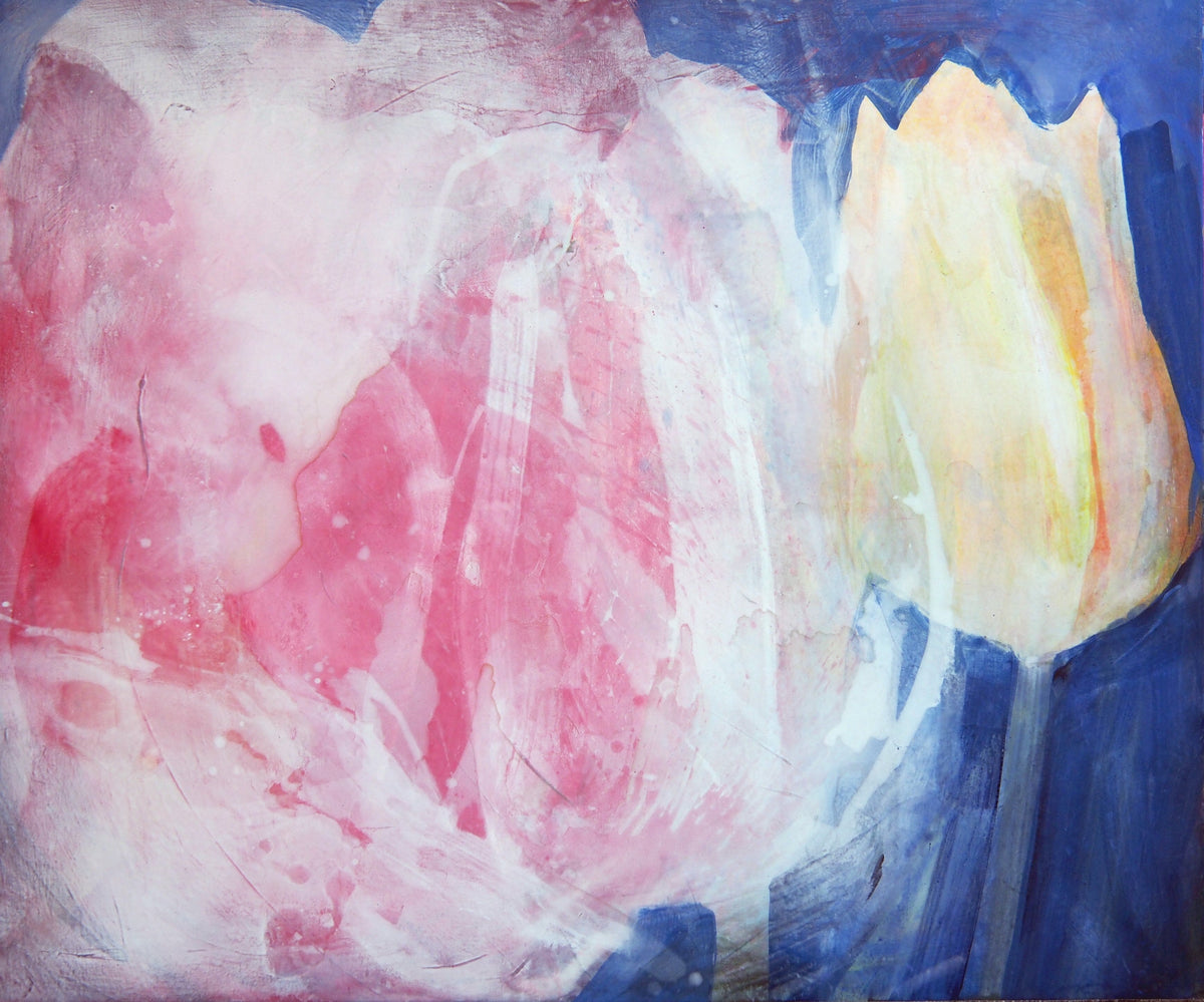 Zwei Blüten in Rosa und Gelb vor tiefem Blau, in lasierenden Schichten übereinandergelegt — Peter Wirth
