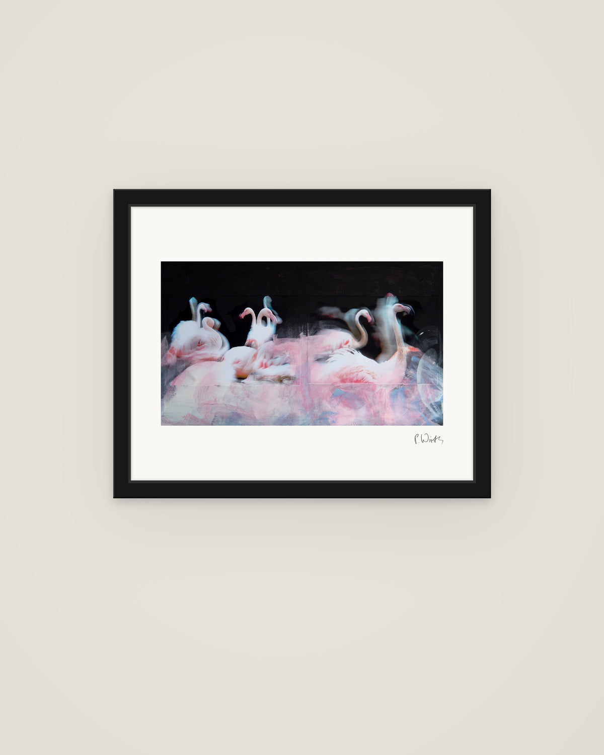 Flamingos II von Peter Wirth, im schmalen schwarzen Holzrahmen