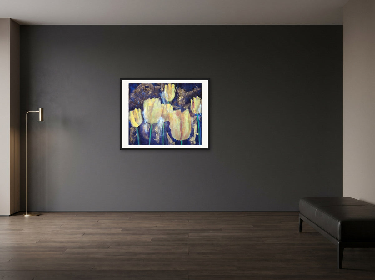 Tulpen VI von Peter Wirth, in schwarzem Holz gerahmt an einer Wand