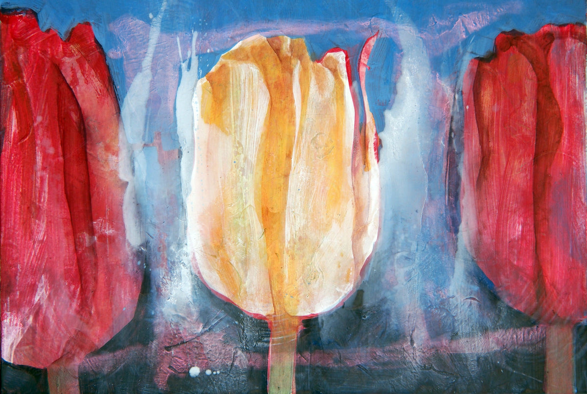 Drei Tulpenblüten in Rot und Ocker, groß ins Bild gesetzt, vor blauem Grund — Peter Wirth