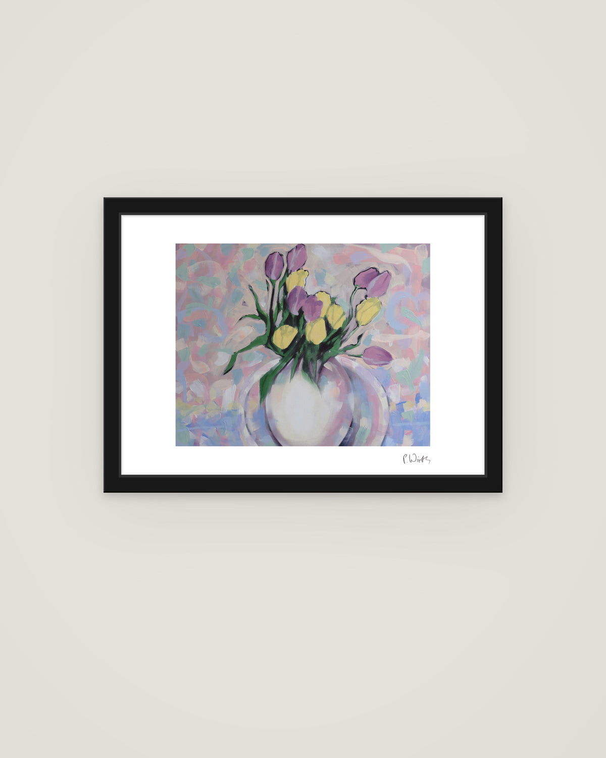 Tulpen in weißer Vase von Peter Wirth, im schmalen schwarzen Holzrahmen