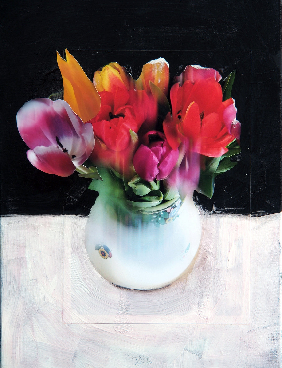 Fotografische Schärfe trifft auf gemalte Fläche: ein farbiger Tulpenstrauß, hart gesetzt gegen Schwarz oben und Weiß unten — Peter Wirth