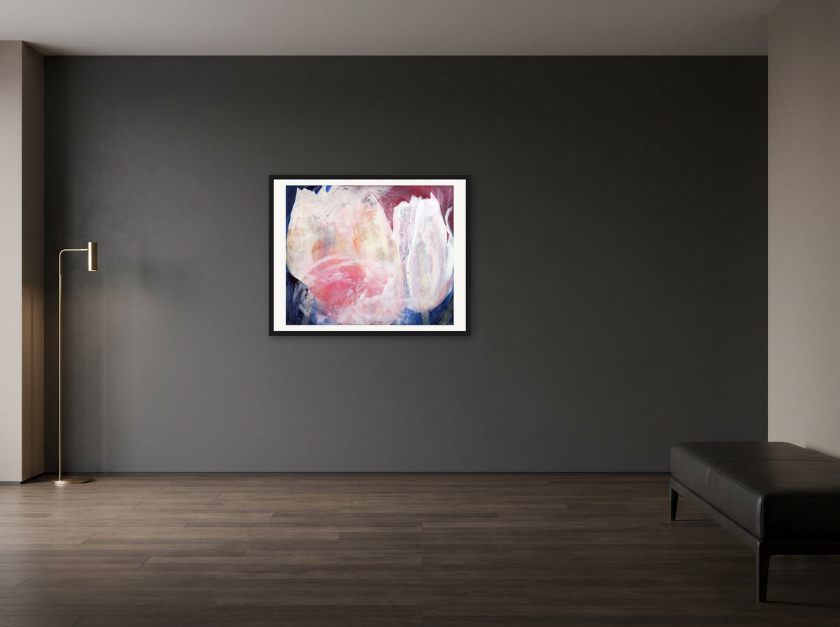 Florale Abstraktion I von Peter Wirth, in schwarzem Holz gerahmt an einer Wand