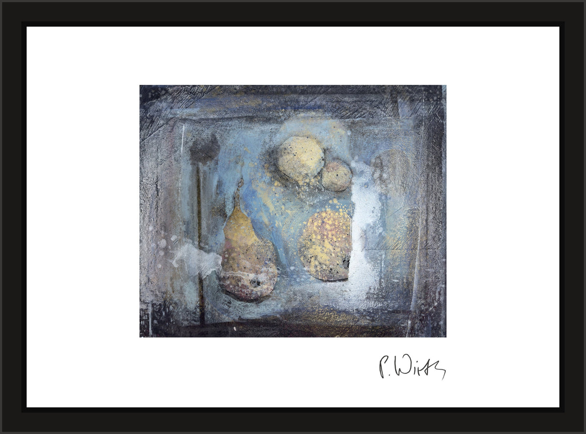 Birne und Früchte auf Blau — gerahmt in schmalem schwarzem Holz, ohne Glas und ohne Passepartout