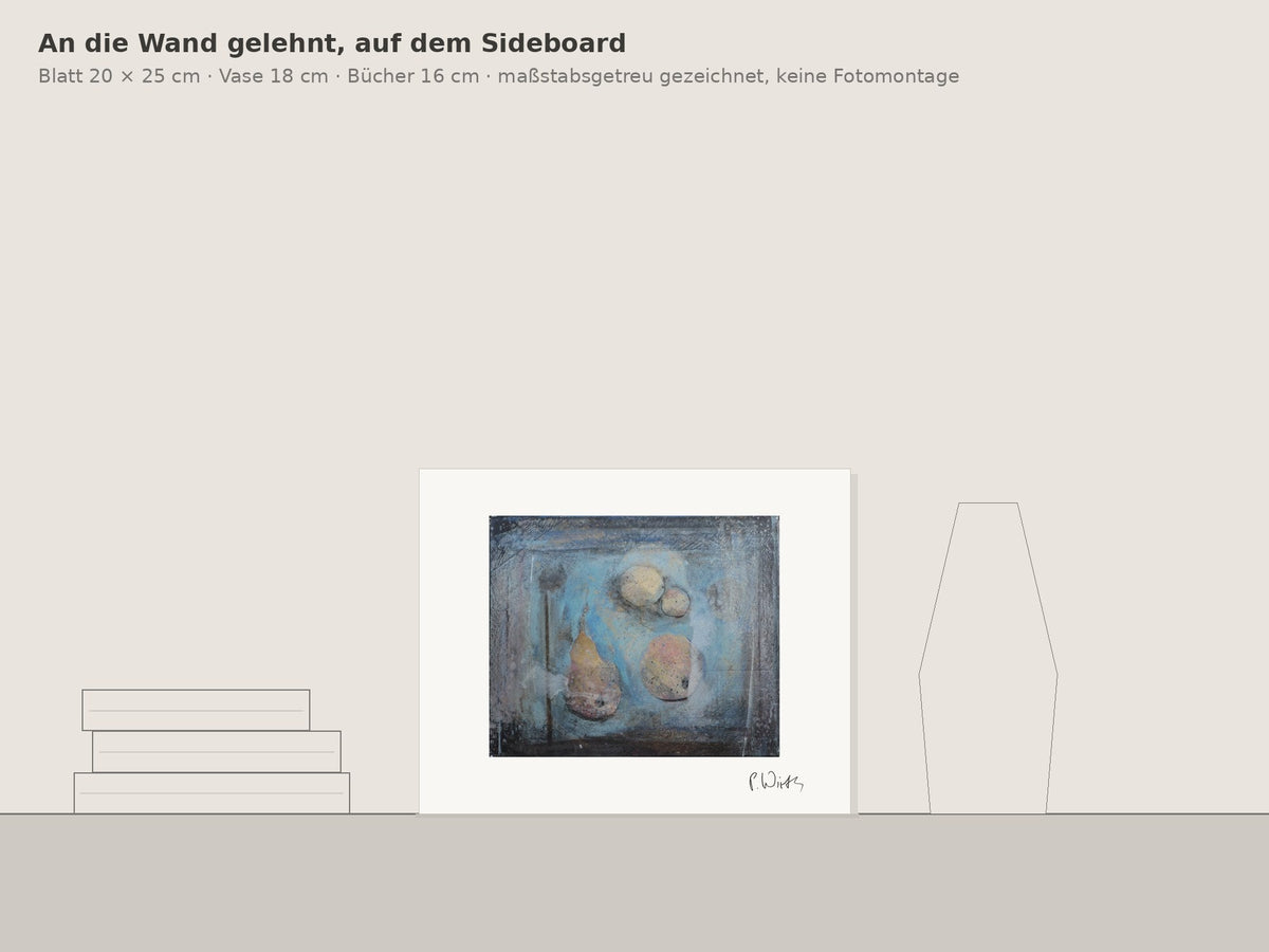 Birne und Früchte auf Blau von Peter Wirth, an die Wand gelehnt auf einem Sideboard, maßstabsgetreu gezeichnet