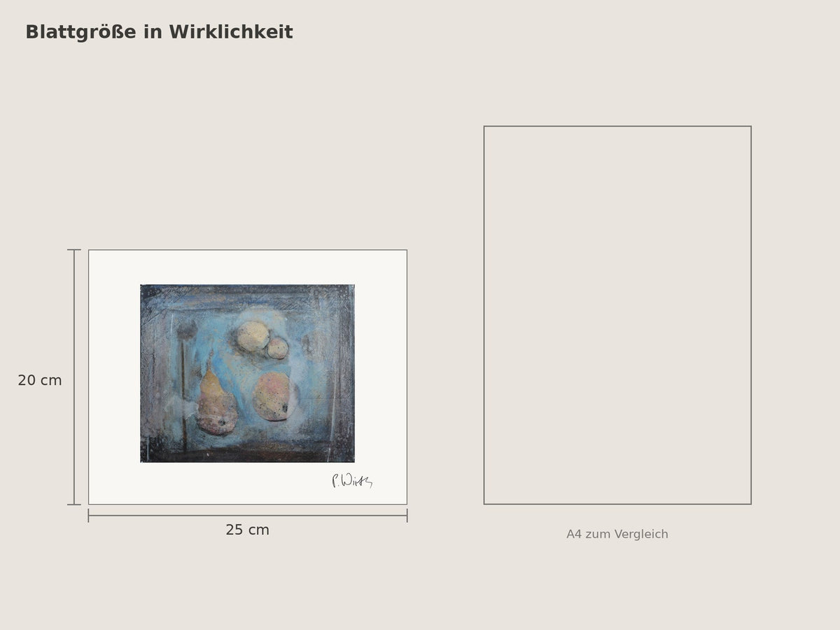 Birne und Früchte auf Blau von Peter Wirth, Blattgröße 20 × 25 cm neben einem A4-Blatt