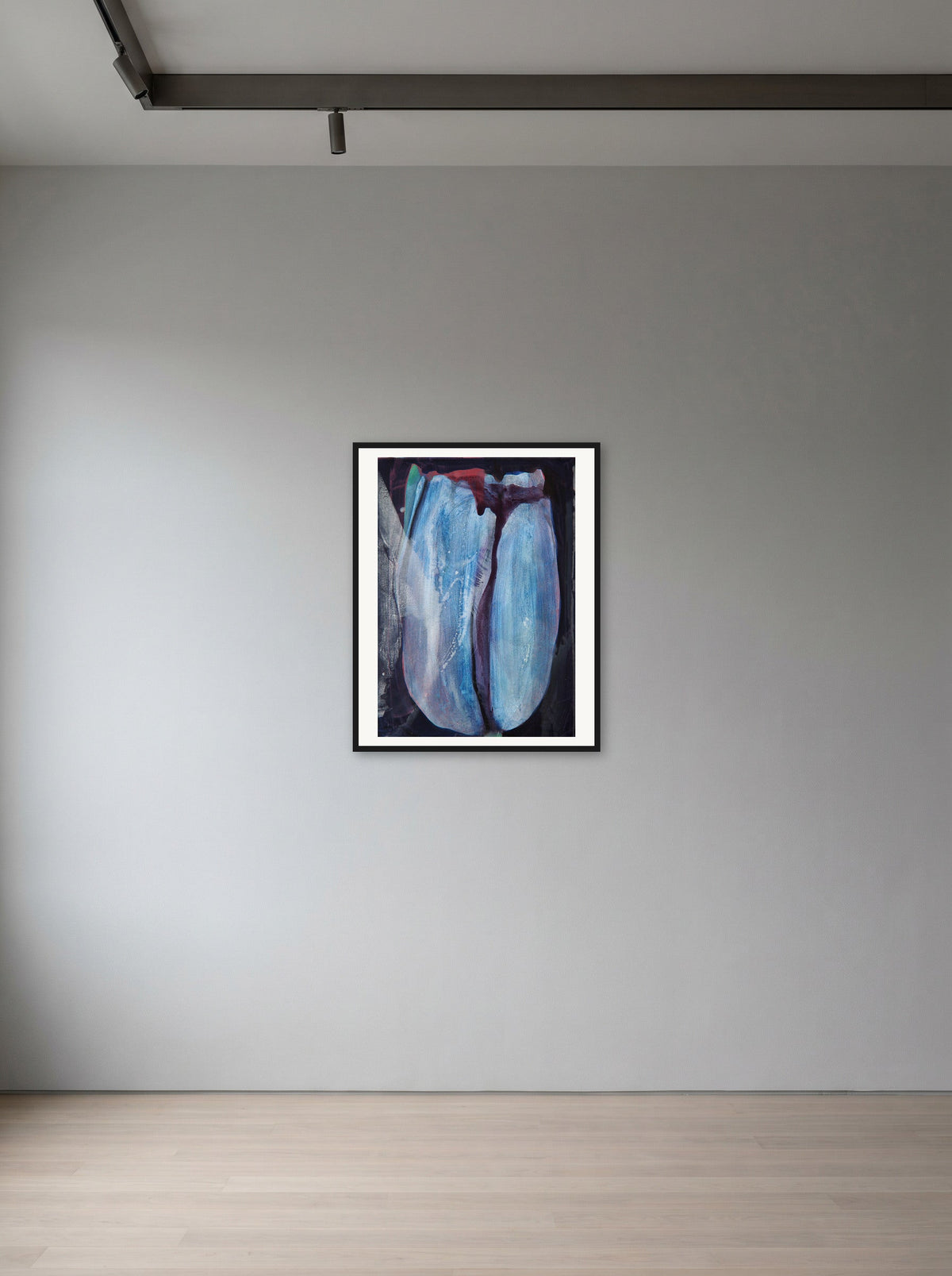 Abstrahierte Blütenform von Peter Wirth, in schwarzem Holz gerahmt an einer Wand