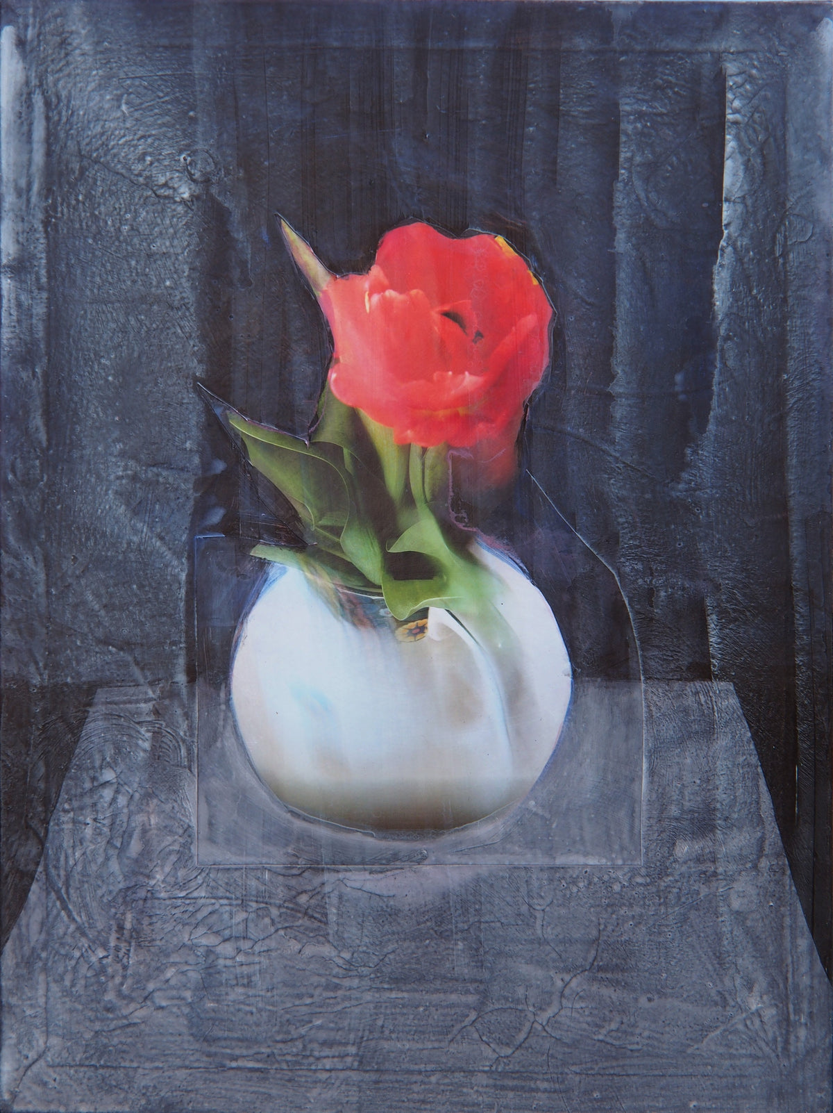 Eine rote Tulpe in einer weißen Vase, als collagiertes Element in eine dunkle, pastose Fläche gesetzt — Peter Wirth