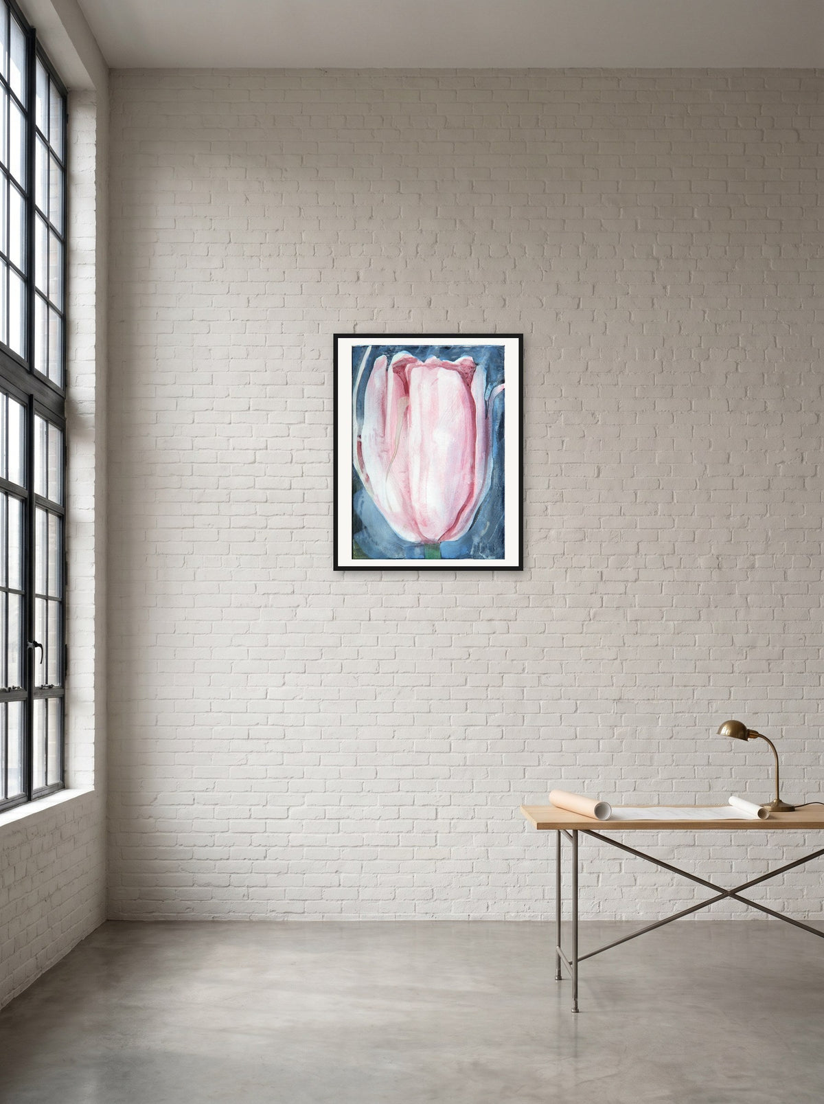 Tulpe I von Peter Wirth, in schwarzem Holz gerahmt an einer Wand