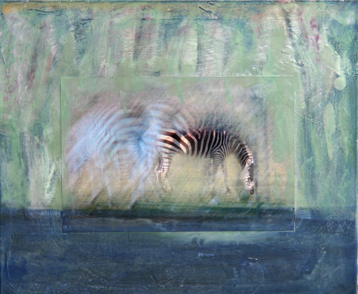 Ein grasendes Zebra, in der Bewegung unscharf, geht in eine gemalte Landschaft aus Grün und Blau über — Peter Wirth