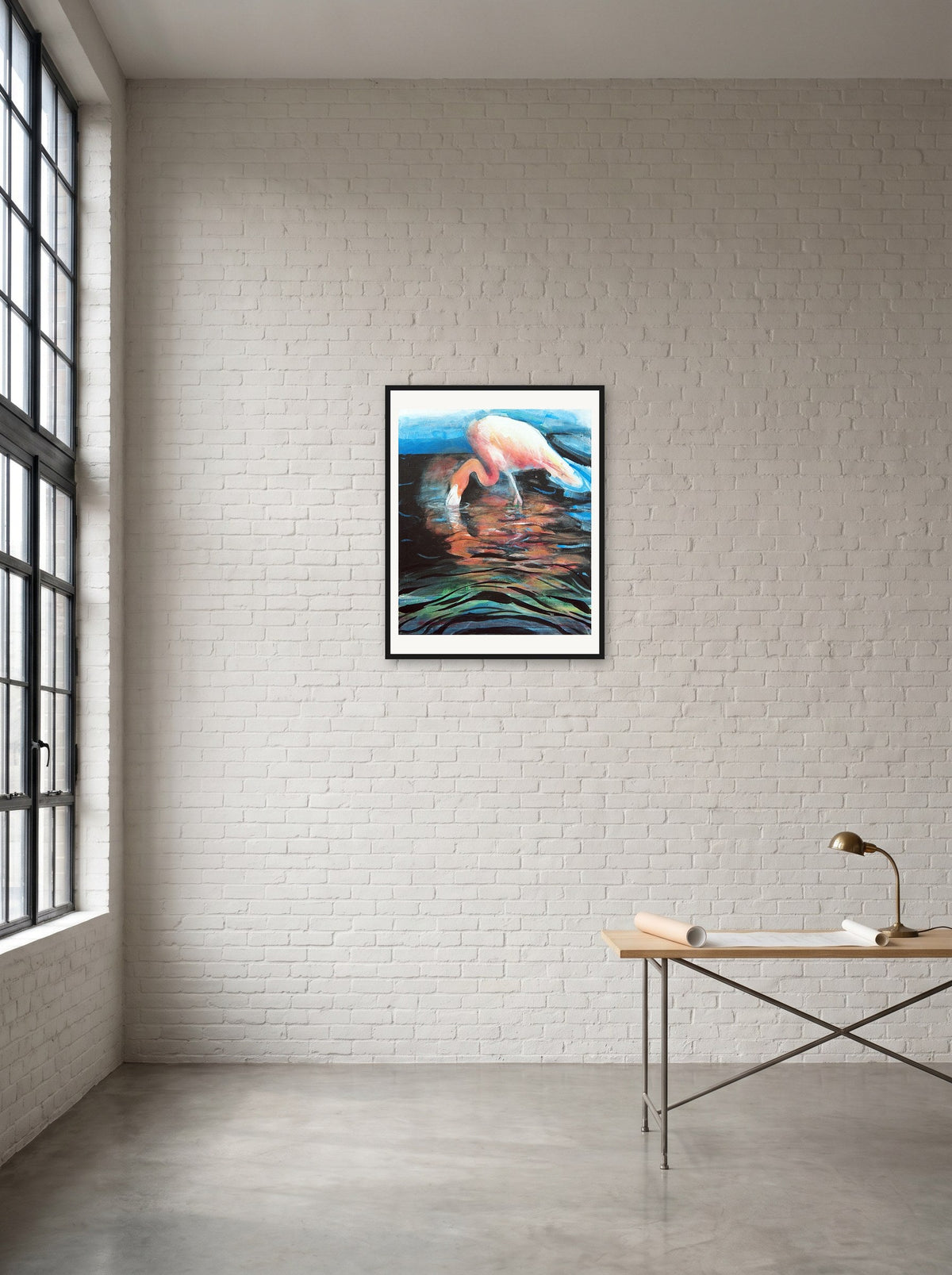 Flamingo I von Peter Wirth, in schwarzem Holz gerahmt an einer Wand