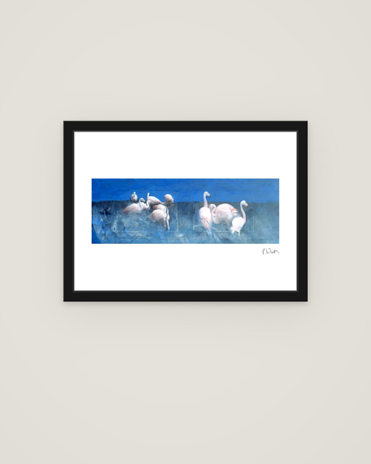 Flamingos unter blauem Himmel von Peter Wirth, im schmalen schwarzen Holzrahmen
