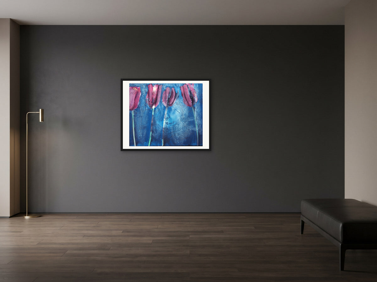 Vier Tulpen II von Peter Wirth, in schwarzem Holz gerahmt an einer Wand