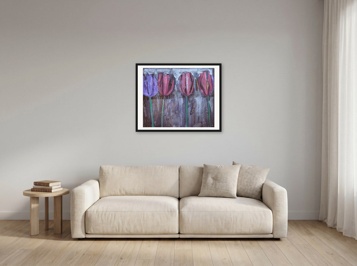 Vier Tulpen I von Peter Wirth, in schwarzem Holz gerahmt an einer Wand