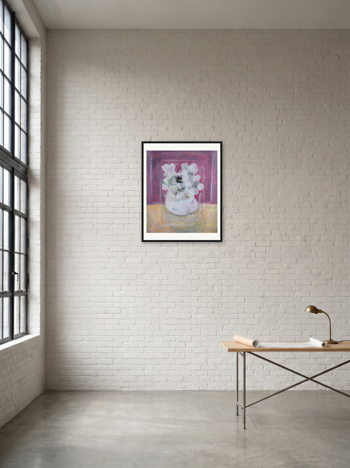 Weiße Rosen II von Peter Wirth, in schwarzem Holz gerahmt an einer Wand