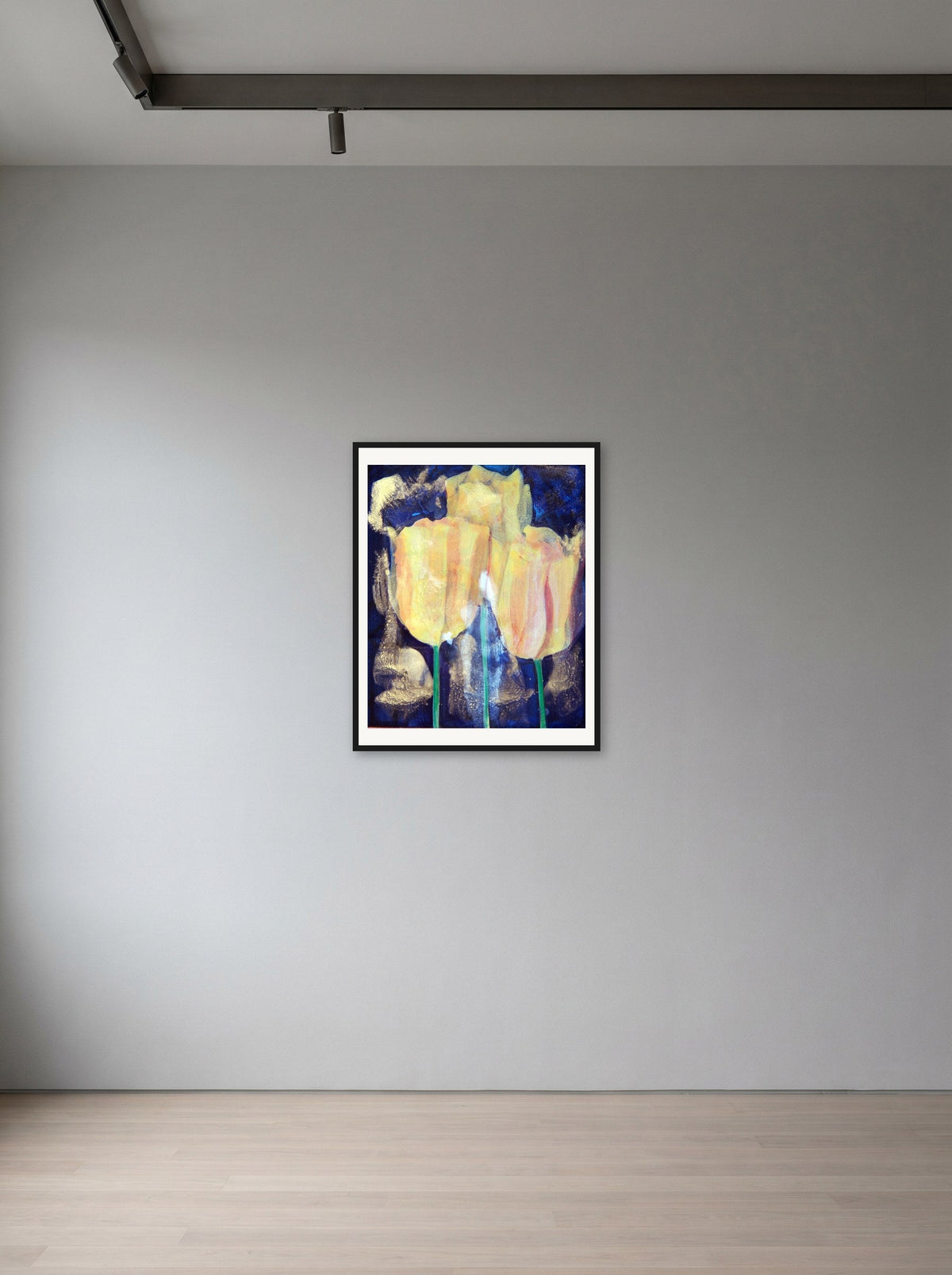Tulpen IV von Peter Wirth, in schwarzem Holz gerahmt an einer Wand