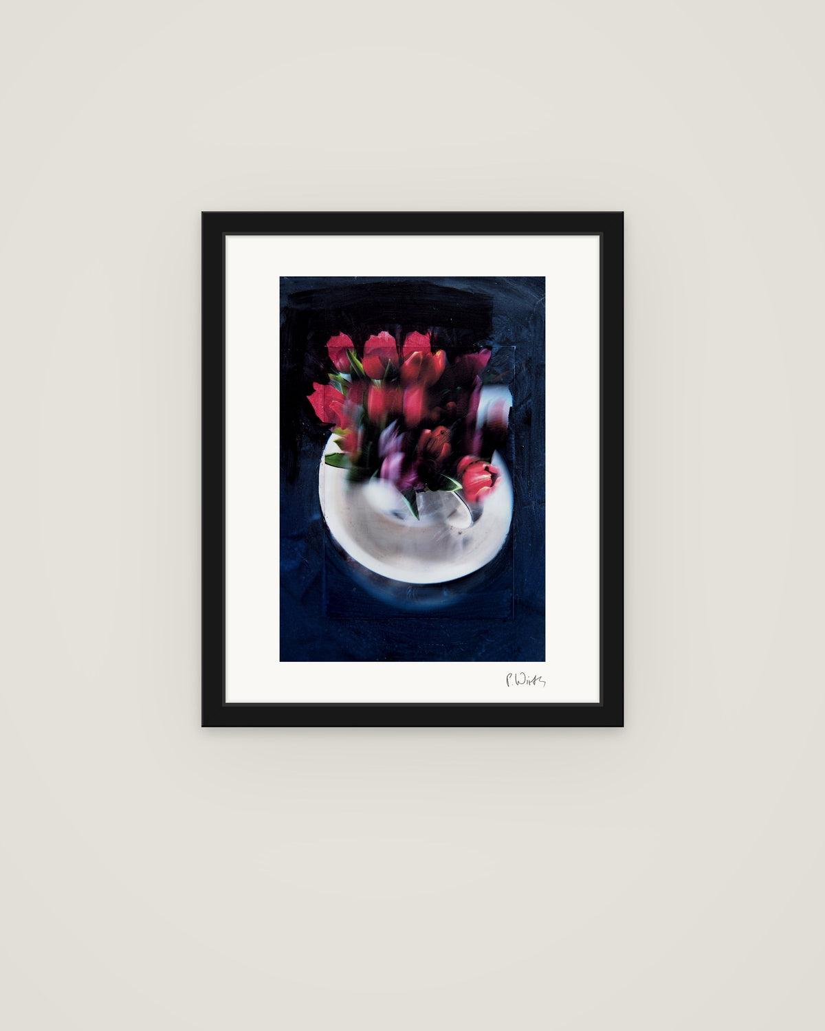 Rote Tulpen von Peter Wirth, im schmalen schwarzen Holzrahmen