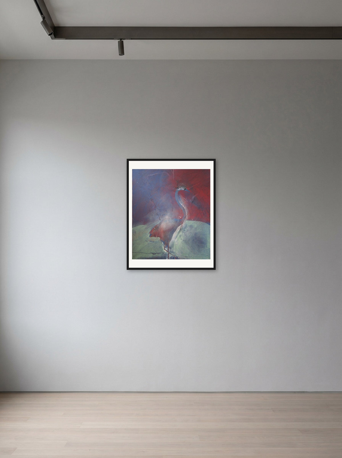 Stilisierter Vogel von Peter Wirth, in schwarzem Holz gerahmt an einer Wand