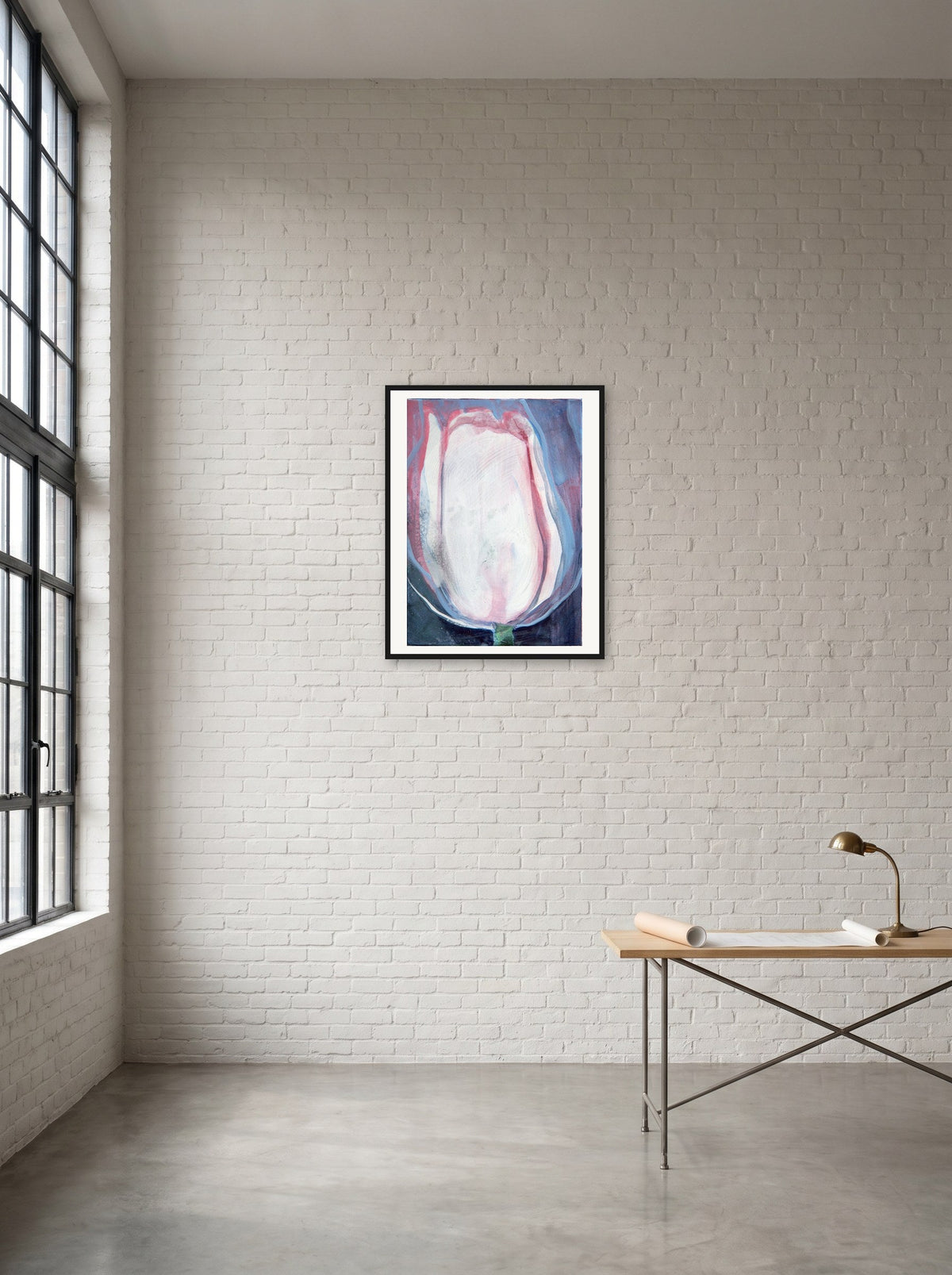 Stilisierte Blüte von Peter Wirth, in schwarzem Holz gerahmt an einer Wand