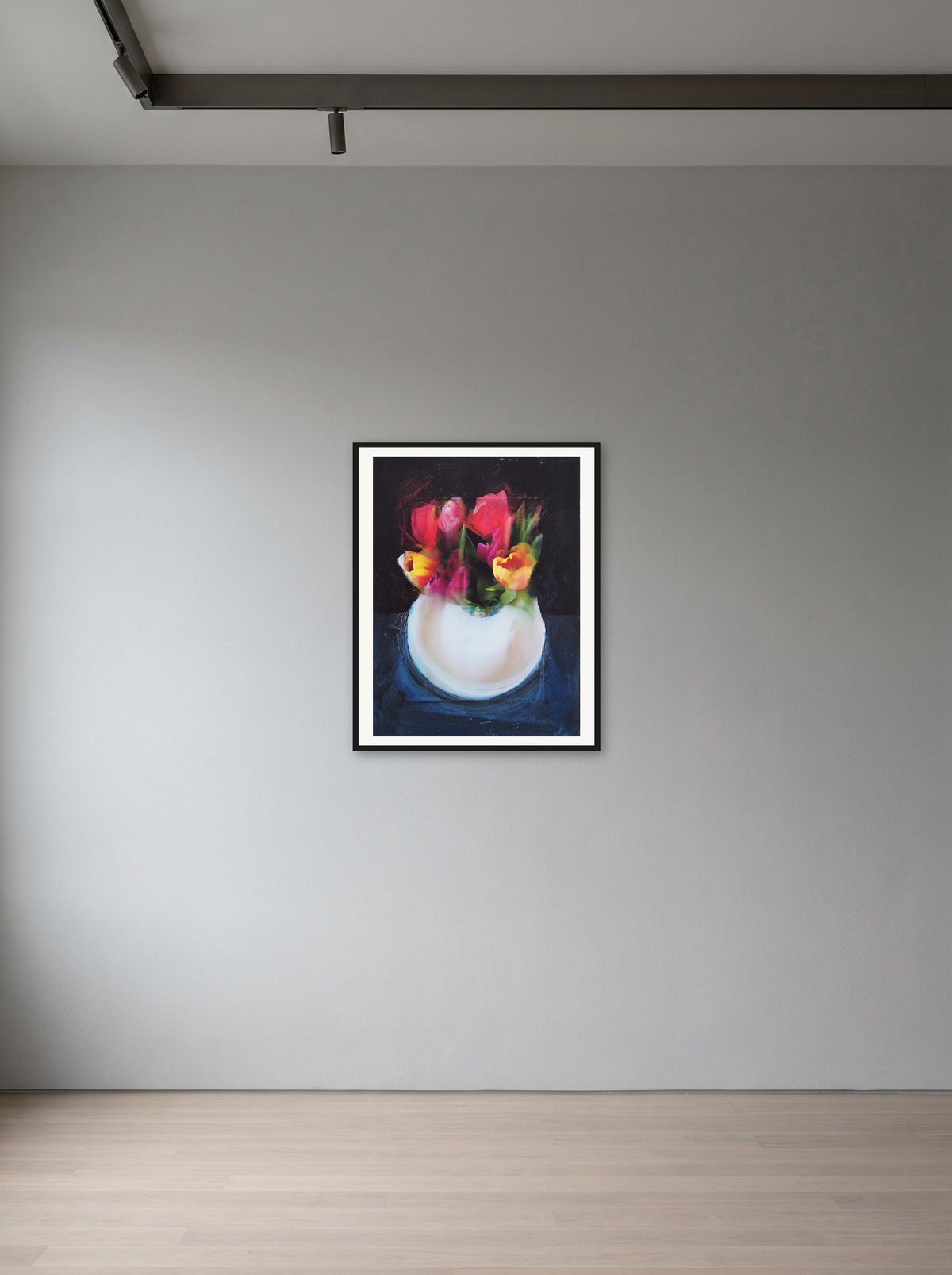 Tulpen IX von Peter Wirth, in schwarzem Holz gerahmt an einer Wand