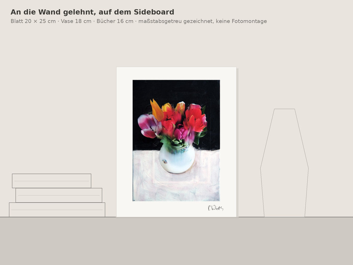 Tulpen X von Peter Wirth, an die Wand gelehnt auf einem Sideboard, maßstabsgetreu gezeichnet