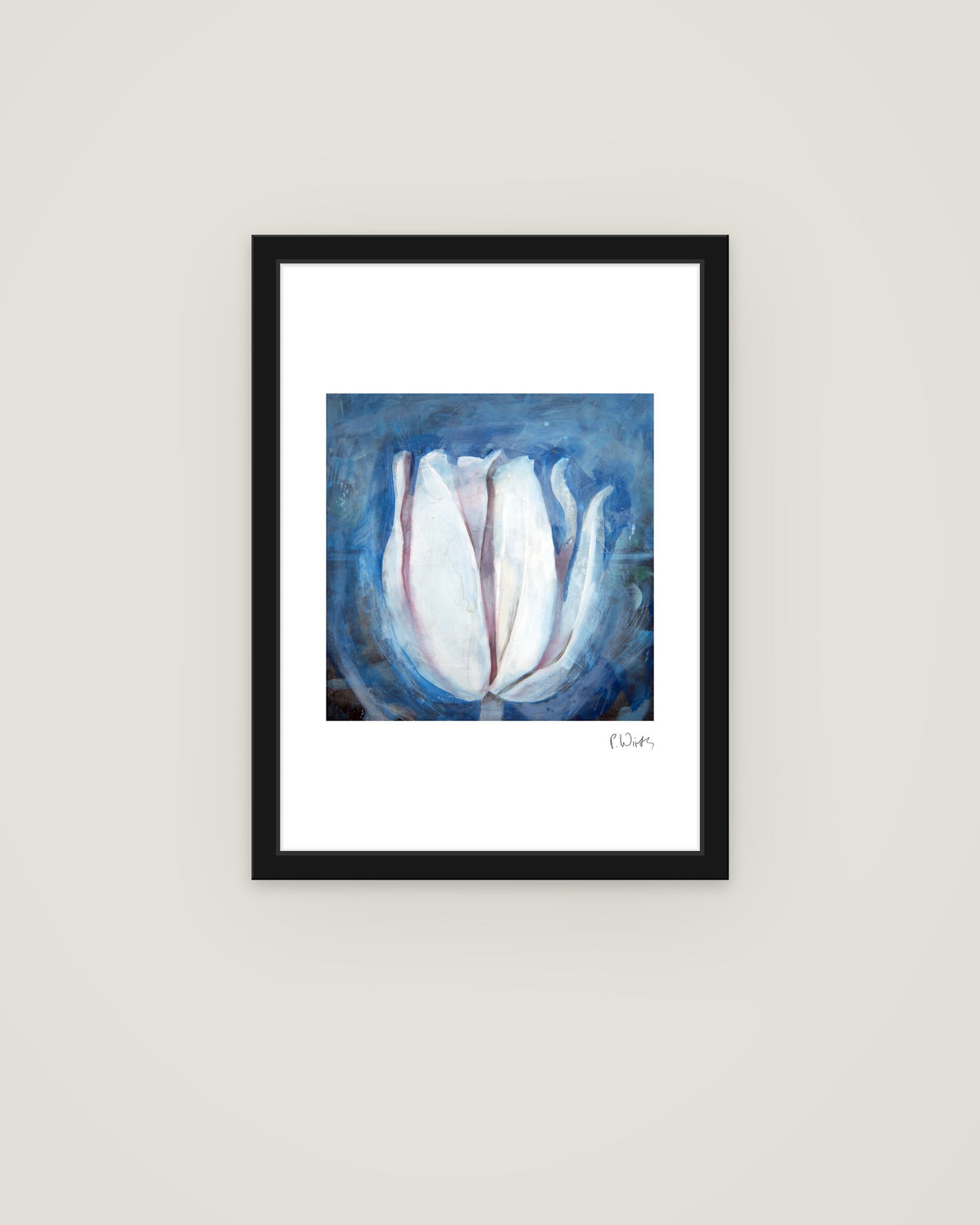 Weiße Tulpe auf Blau von Peter Wirth, im schmalen schwarzen Holzrahmen
