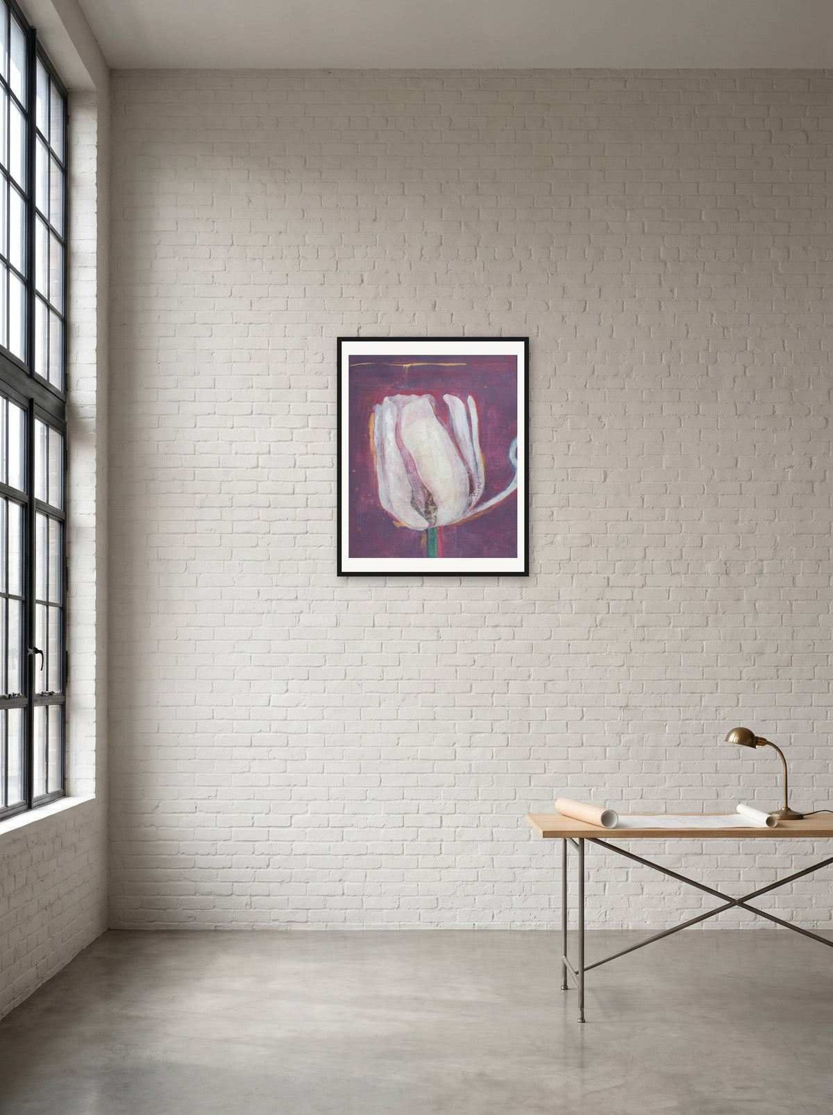 Weiße Tulpe von Peter Wirth, in schwarzem Holz gerahmt an einer Wand