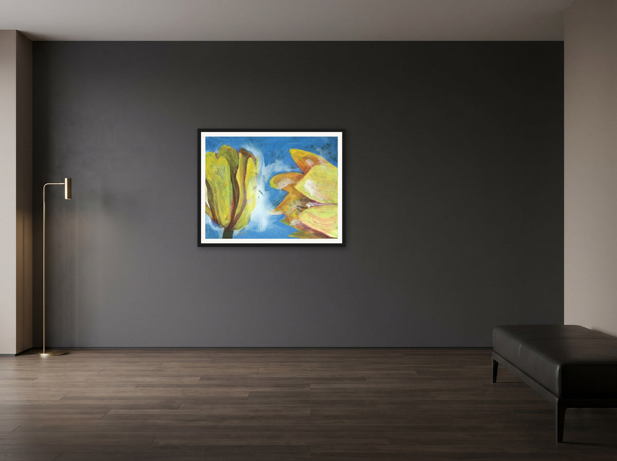 Blüten II von Peter Wirth, in schwarzem Holz gerahmt an einer Wand