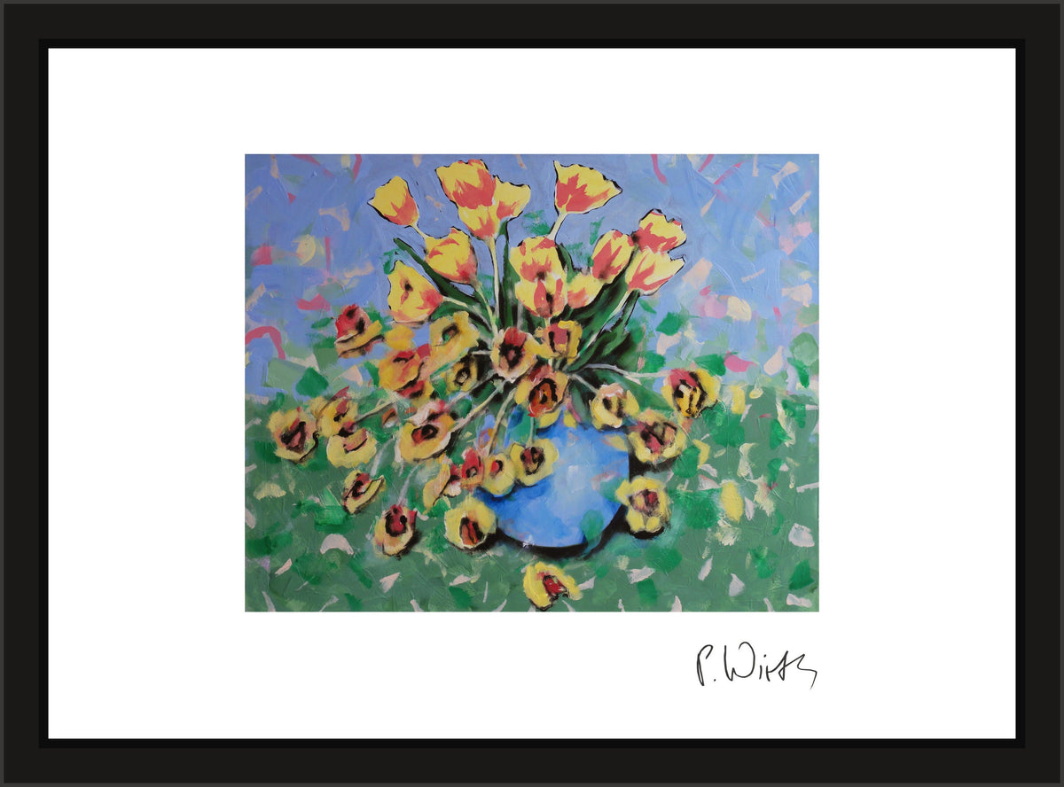 Gelbe Tulpen in blauer Vase — gerahmt in schmalem schwarzem Holz mit Acrylglas, ohne Passepartout